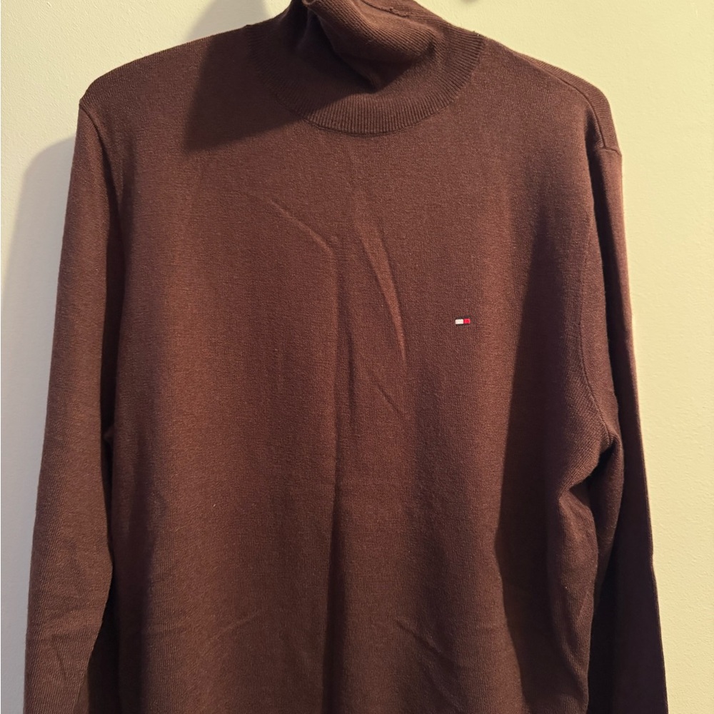 Large tommy hilfiger turtleneck. Maroon color. Worn once. 10/10